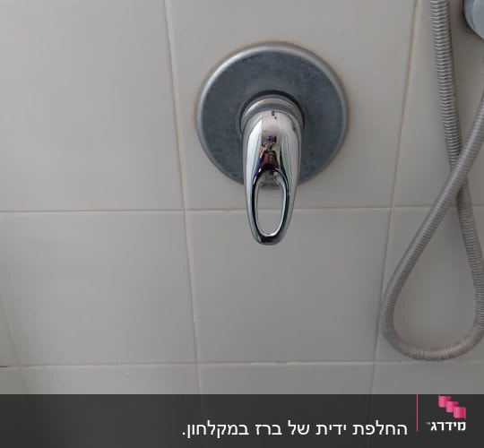 ברז כרום על קיר אריחים לבנים